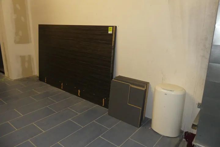 Konvolut Holzplatten mit Mülleimer